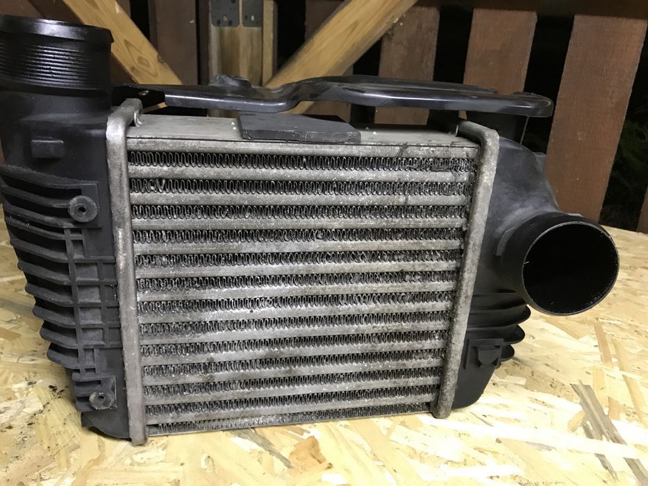 AUDI A6 C6 Intercooler prawy stelaż 2.7TDI 3.0TDI chłodnica powietrza