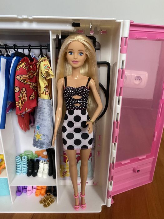 Szafa dla Barbie z oryginalnymi ubrankami i lalką barbie