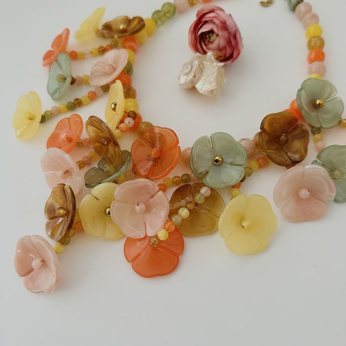 Colar Flores , em resina e aço