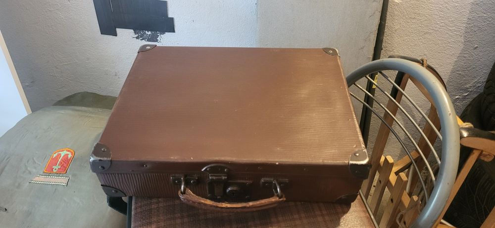 Stara walizka z drewnianym środkiem