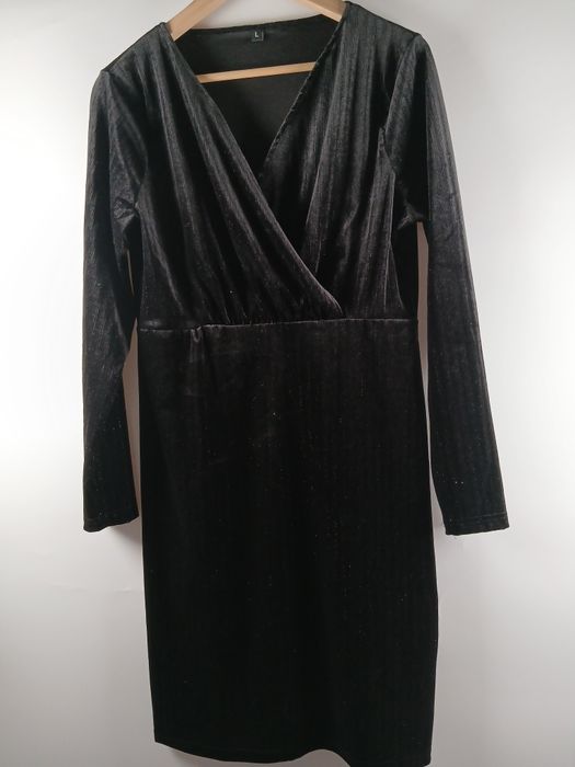 Elegancka czarna sukienka damska z połyskująca nitką L