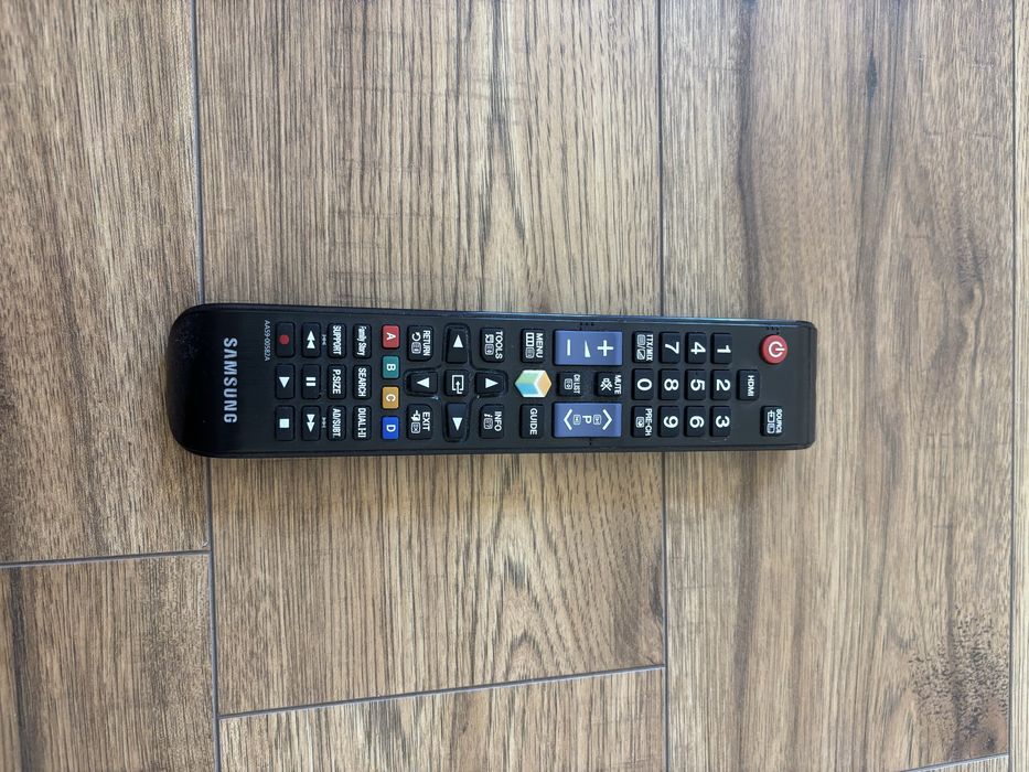 Telewizor Samsung 32”, full HD, HDMI + wieszak