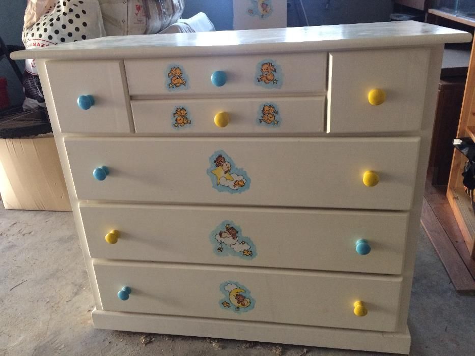 Mobiliário para quarto infantil pintado à mão