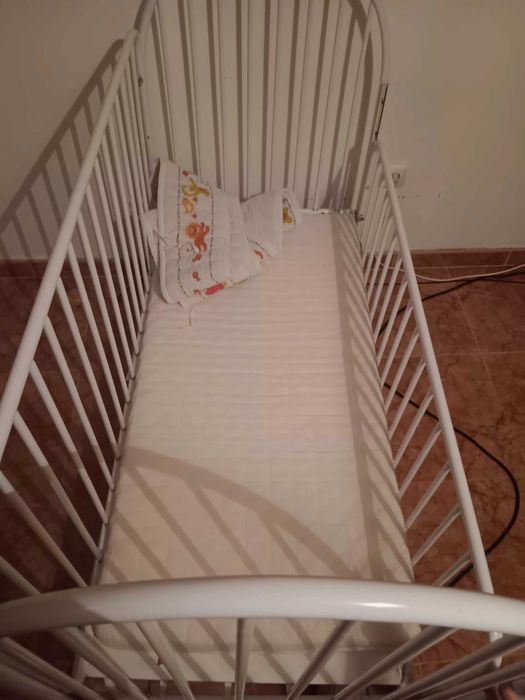 Cama de grades com rodas + colchao IKea