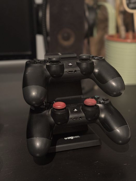 PlayStation 4 512 GB + 2 pady DualShock ze stacja ładującą