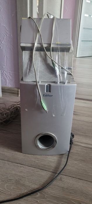 Продам аккустичную систему Edifier r351