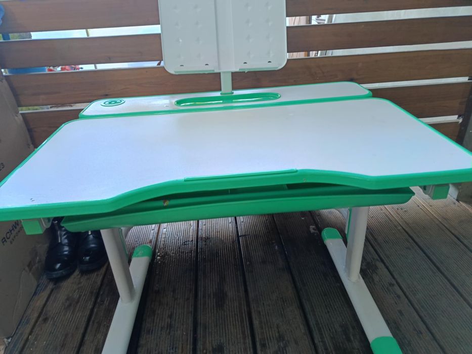 Regulowane dzieciece biurko