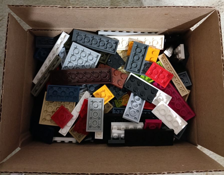 Коробка з деталями "пластини"