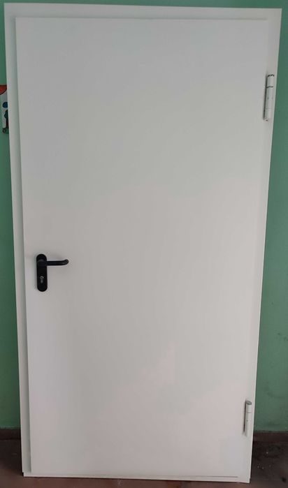 Продам металлическую дверь б/у.