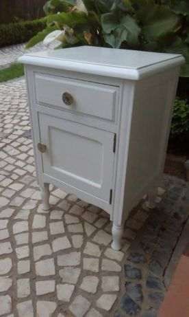 Mesinha de Cabeceira lacada a branco