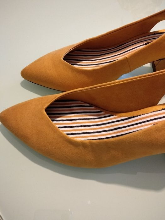 Sapatos de Senhora " Estradivarius"