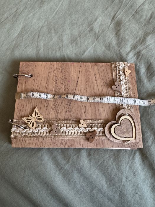 Caderno com capa de madeira