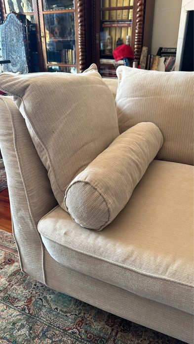 Sófá em tecido com almofadões de penas.