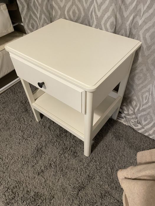 mesa cabeceira branca com puxador