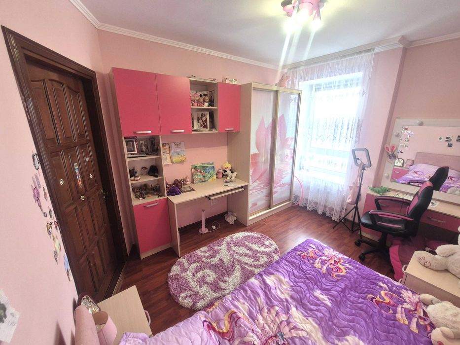 Укомплектована 3-кімнатна квартира в обжитому будинку.