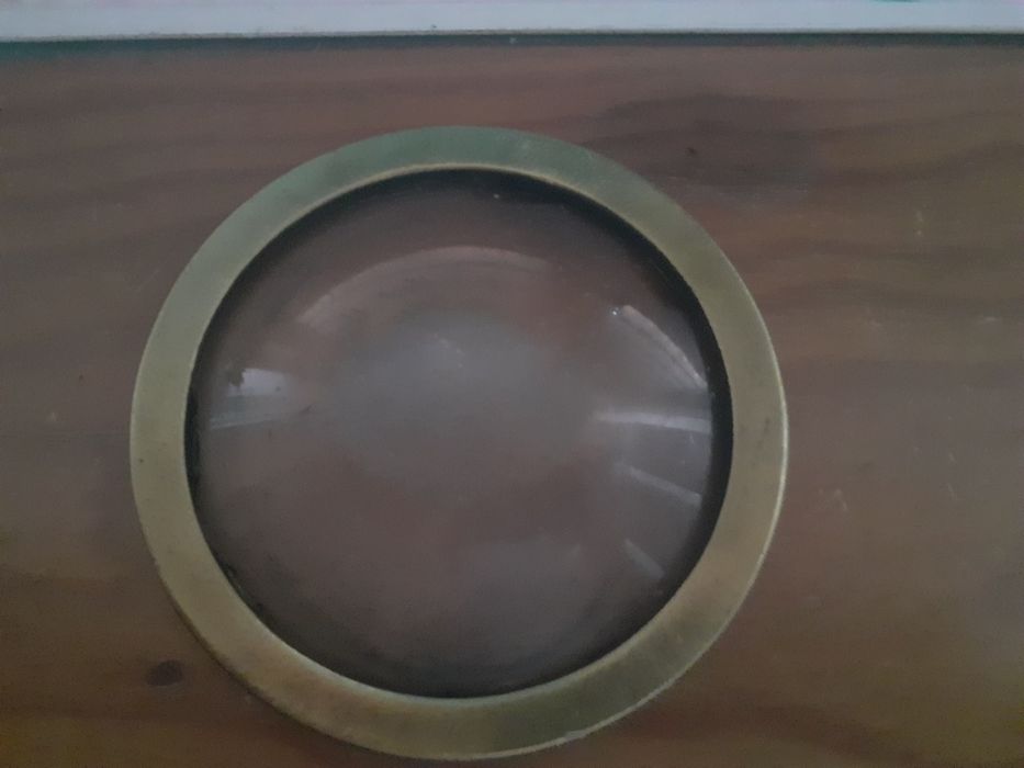 Peça em latão com vidro olho de boi para Lampião antigo diâmetro 10cm