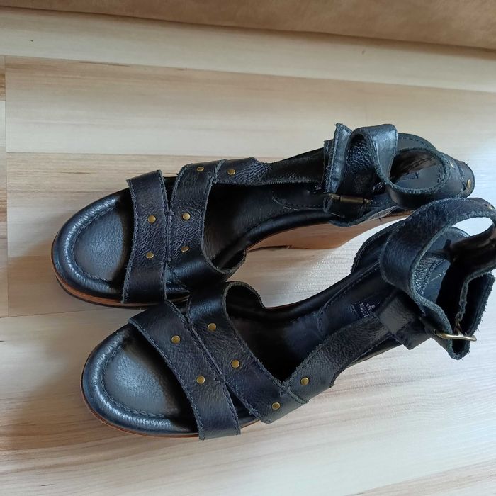 Sandały skórzane na koturnie Steve Madden
