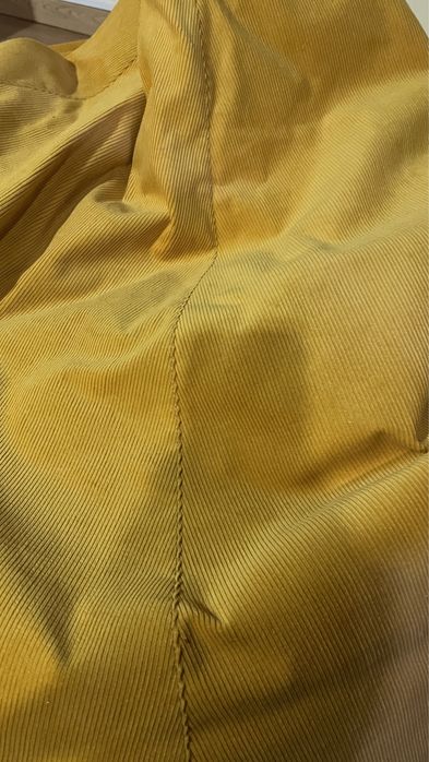 Pufe redondo em bombazine amarelo