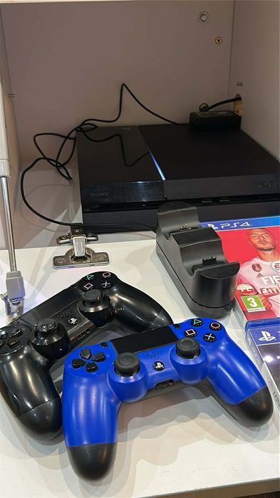 PlayStation 4 (PS4) + 2 pady + 5 gier - zestaw gotowy do grania