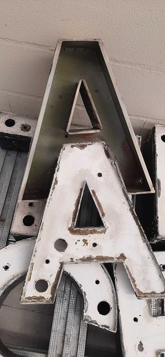 Letras antigas em ferro (Publicidade)