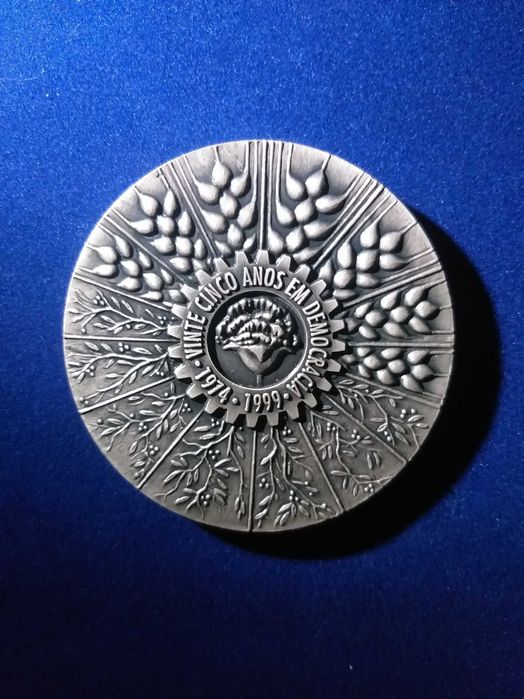 Medalha Comemorativa Dos 25 Anos Em Estado Democrático Português