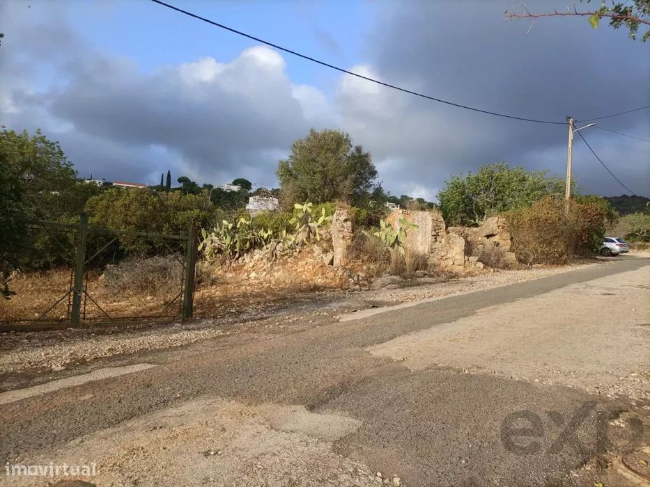 Terreno Urbano com Potencial em Estoi, Faro, Algarve.