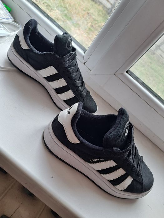 Взуття кросівки 38