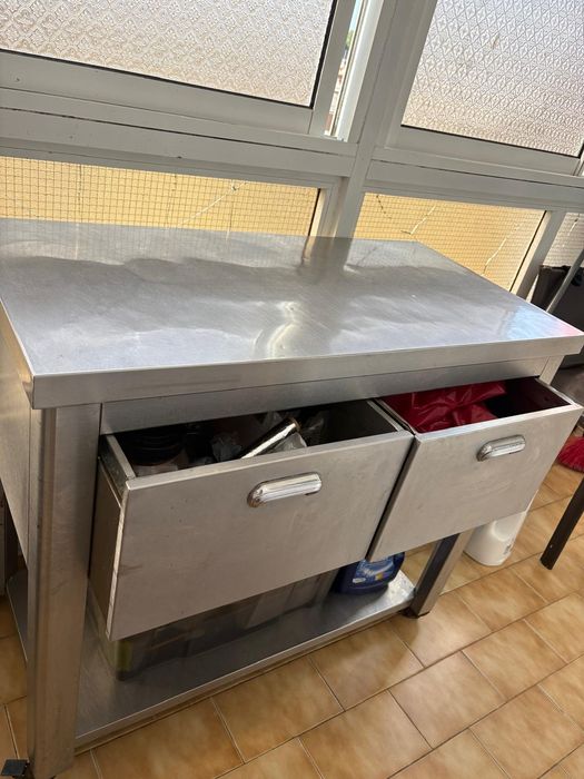 Bancada de inox . Bem conservada