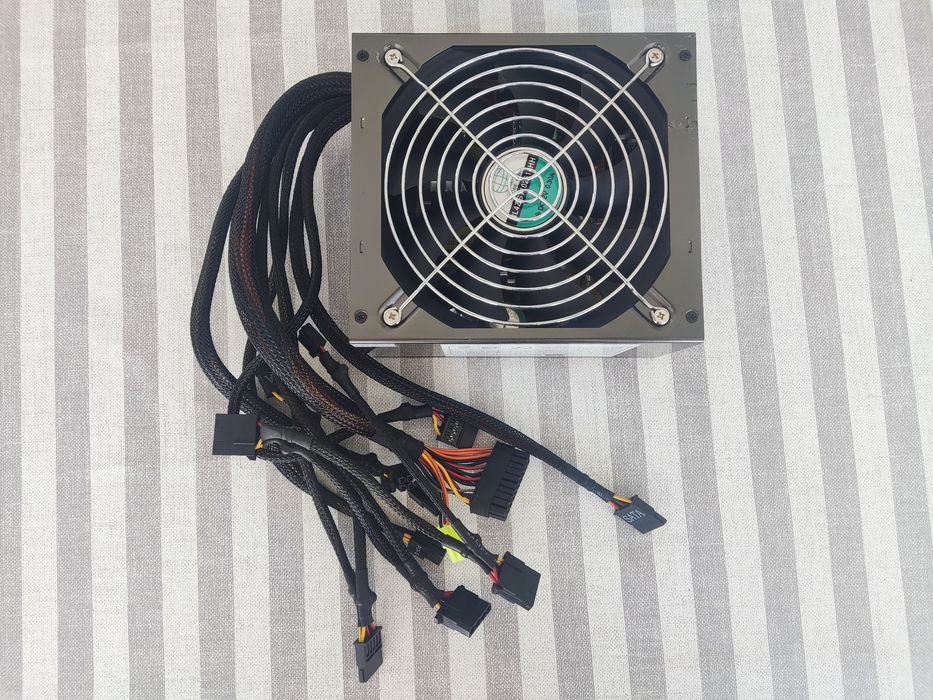 Fonte de Alimentação Halfmman 700W (Modelo: AS-P700) - Cabos com Malha Protetora - Como Nova