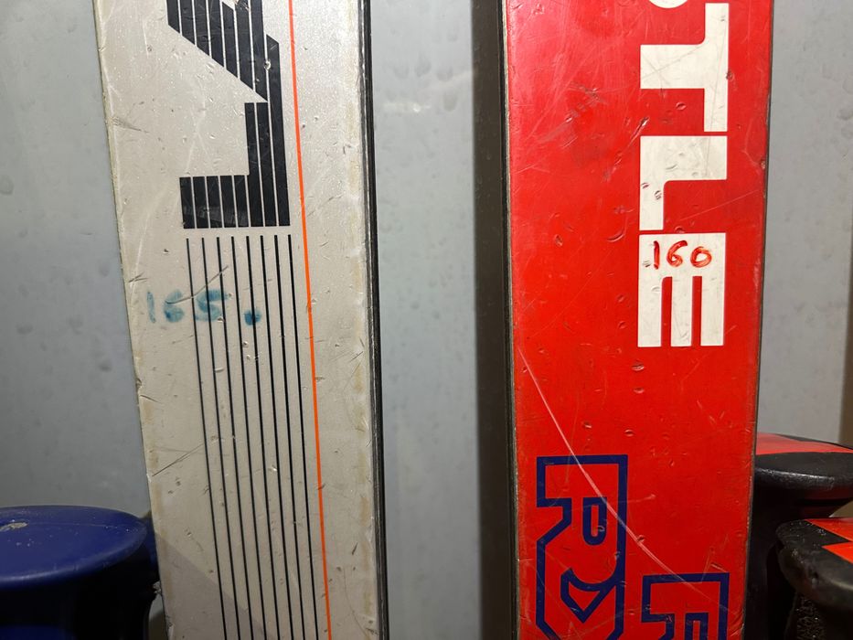 Skis Lange 165 cm e Kastle 160 cm (3 pares) com fixações Salomon e bastões