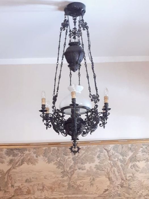 Candeeiro de sala em ferro com campânula de vidro e 6 velas