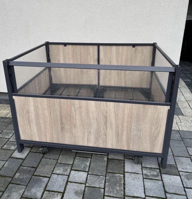 Kosze wystawowe wyprzedażowe na kółkach z hamulcem