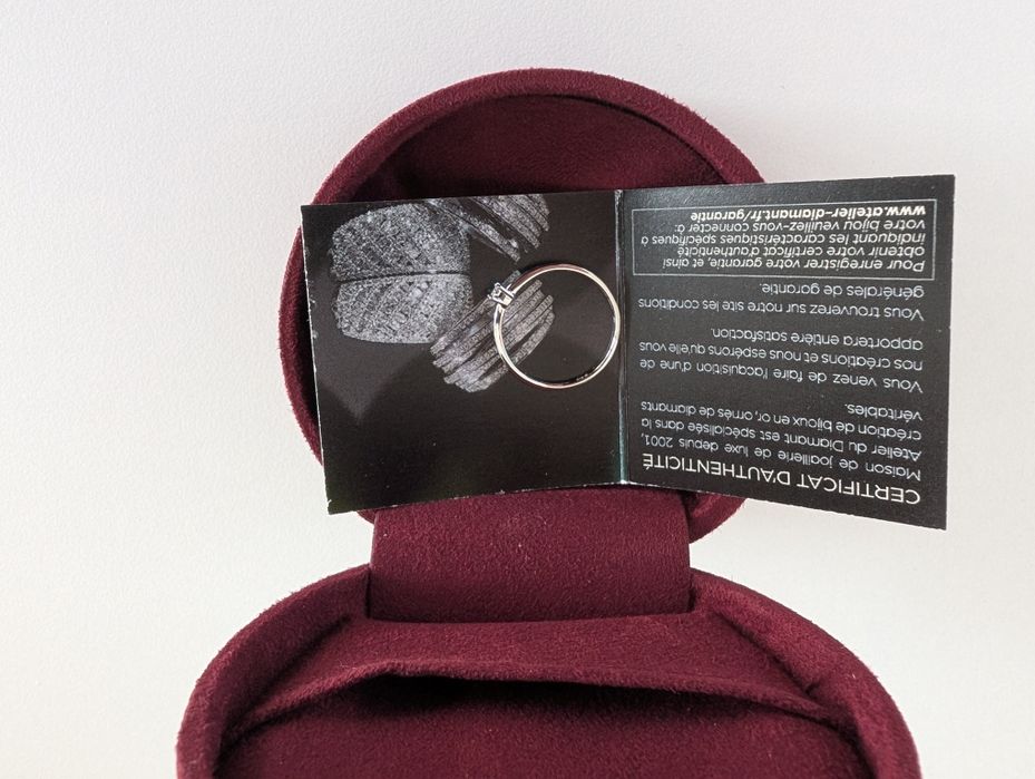 Pierścionek z diamentem nowy białe złoto