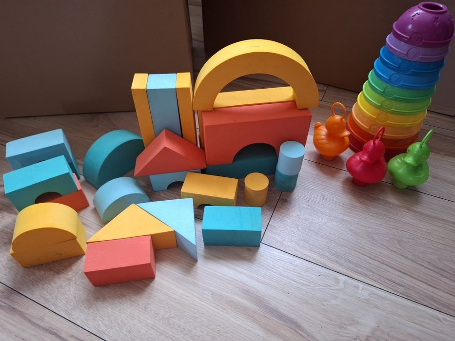 Klocki piankowe i sorter Fisher-Price wieża kubeczki Fisher-Price
