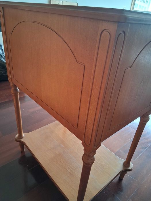 Móvel faqueiro em madeira de cerejeira com 3 gavetas