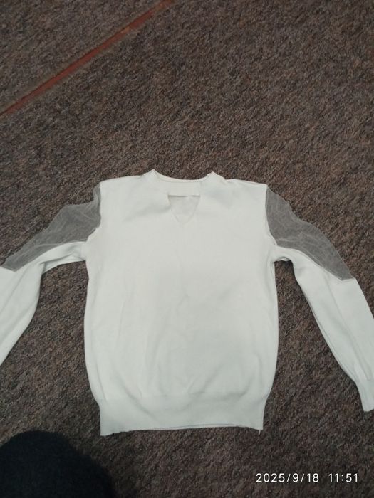 Белая нарядная кофточка на девочку