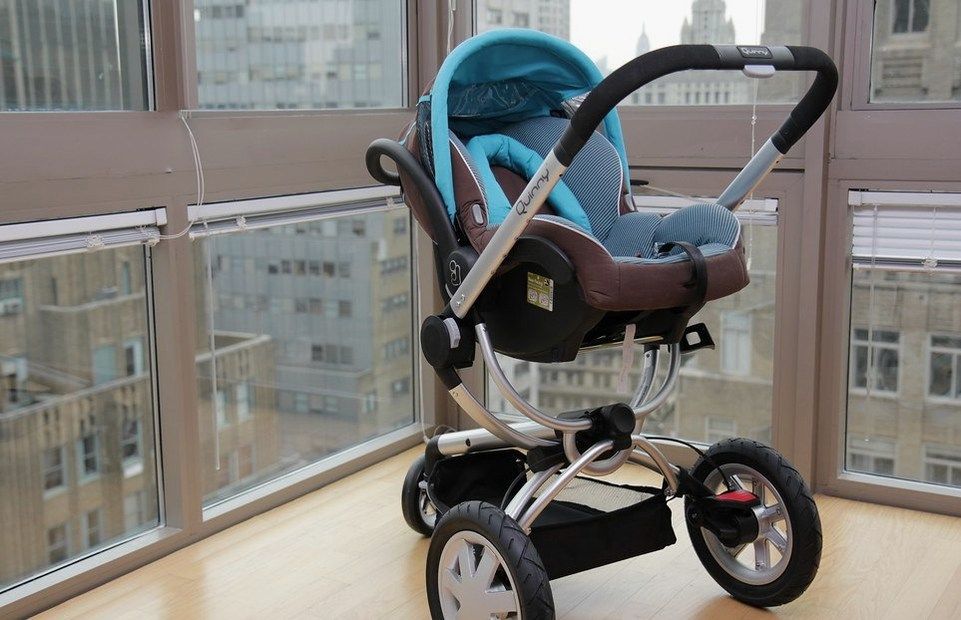 Carrinho de passeio bebé para passeios bem conservado