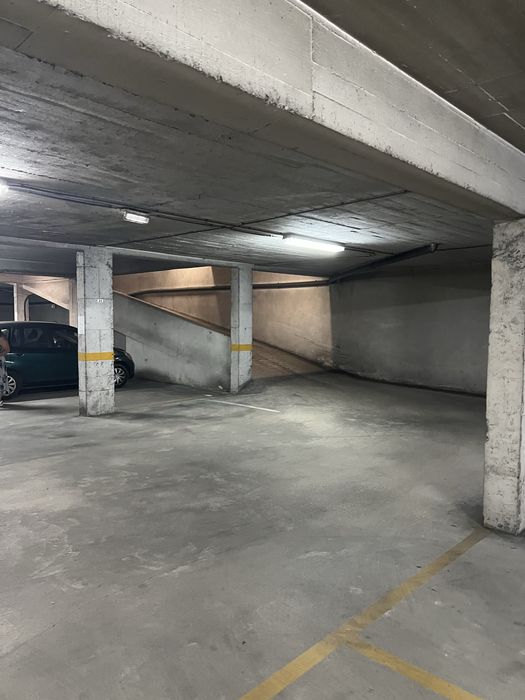 Lugar de parqueamento - garagem