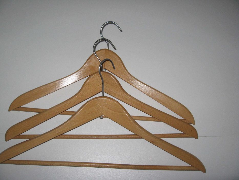 Wieszak drewniany, lakierowany na ubrania - 3 sztuki