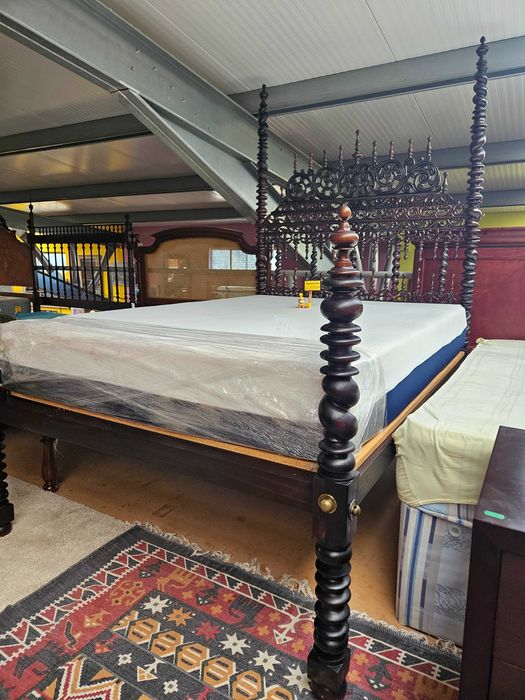 Lindíssima cama antiga de bilros, com estrado e colchão - óptimo estado geral