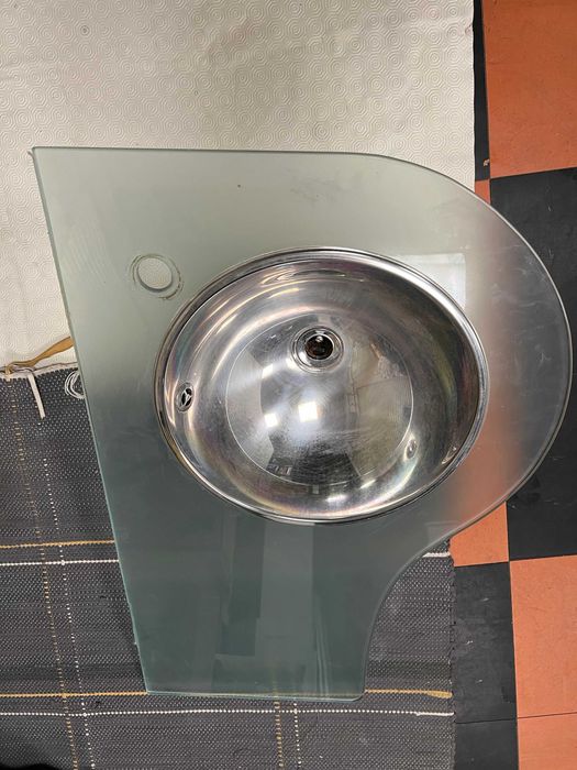 Lavatório inox com bancada em vidro