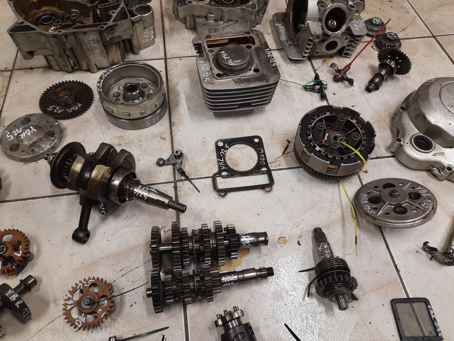 Yamaha YBR 125 silnik części wał głowica cylinder sprzęgło kapa skrzyń