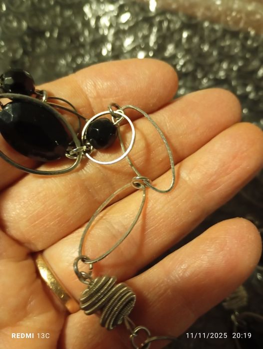 Colar com pedras pretas e elos prateados