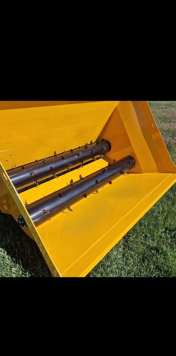 Rozściełacz ścielarka separatu ścielenie pocieta słoma trocina piasek