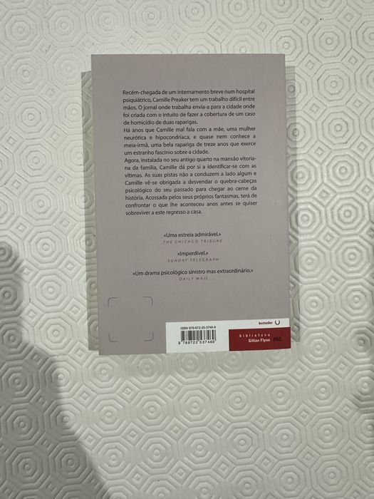 Sharp Objects - Gillian Flynn64739690711170121