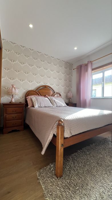 Cama com colchão e mesinhas de cabeceira