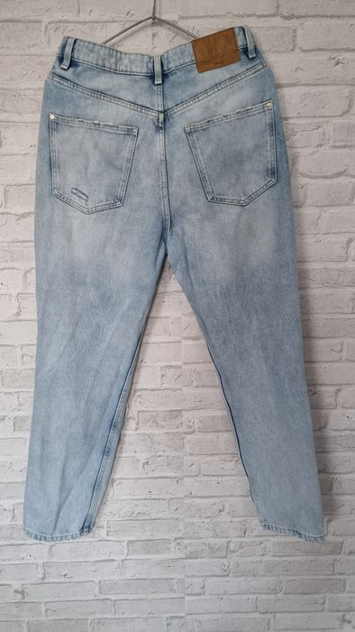 Spodnie jeansowe mom fit z przetarciami