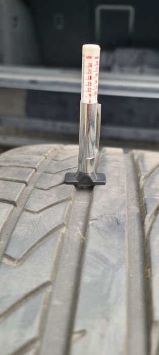 Opony komplet dobry stan 235.45.17