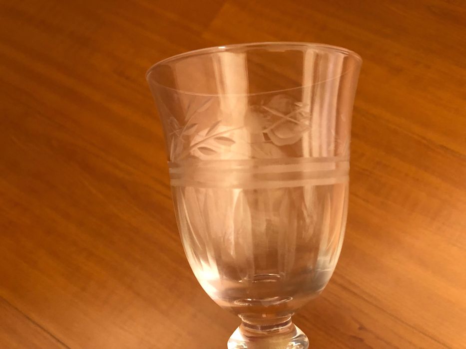 Copos de vidro de vinho tinto e branco