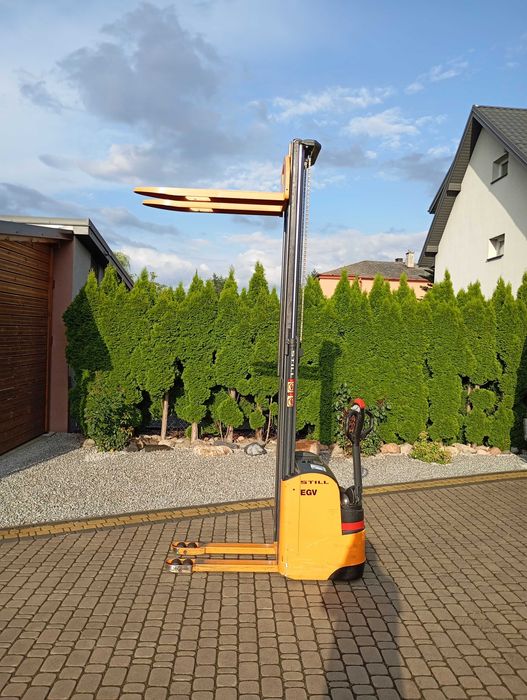 Wózek paletowy masztowy widłowy elektryczny Still
